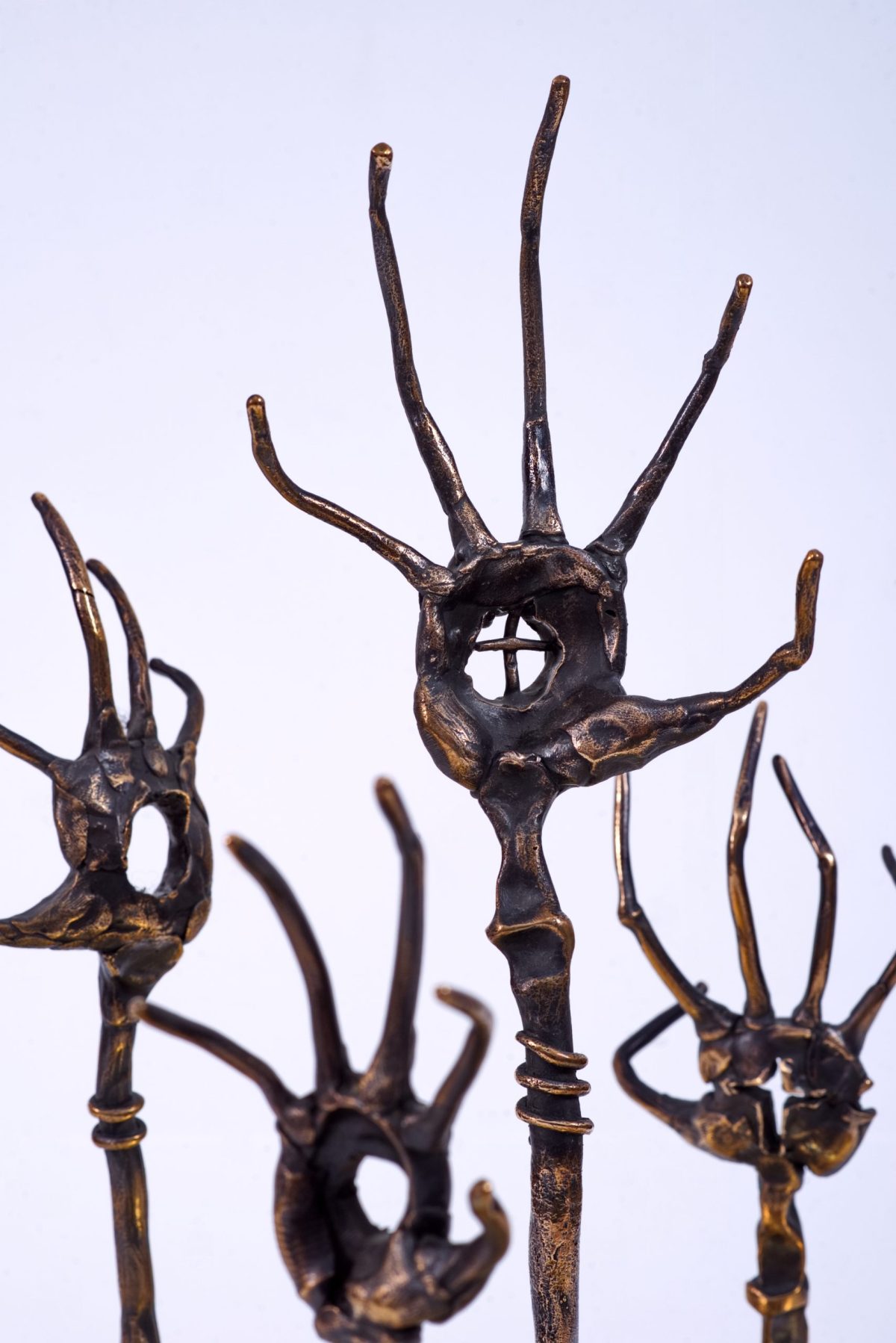 Mâini împușcate „1989” – sculptură în bronz, artist Liviu Bumbu – Liviu Bumbu – O Galerie de Artă