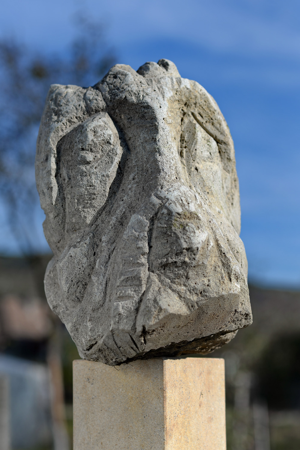 Dac – sculptură în piatră, artist Liviu Bumbu – Liviu Bumbu – O Galerie de Artă