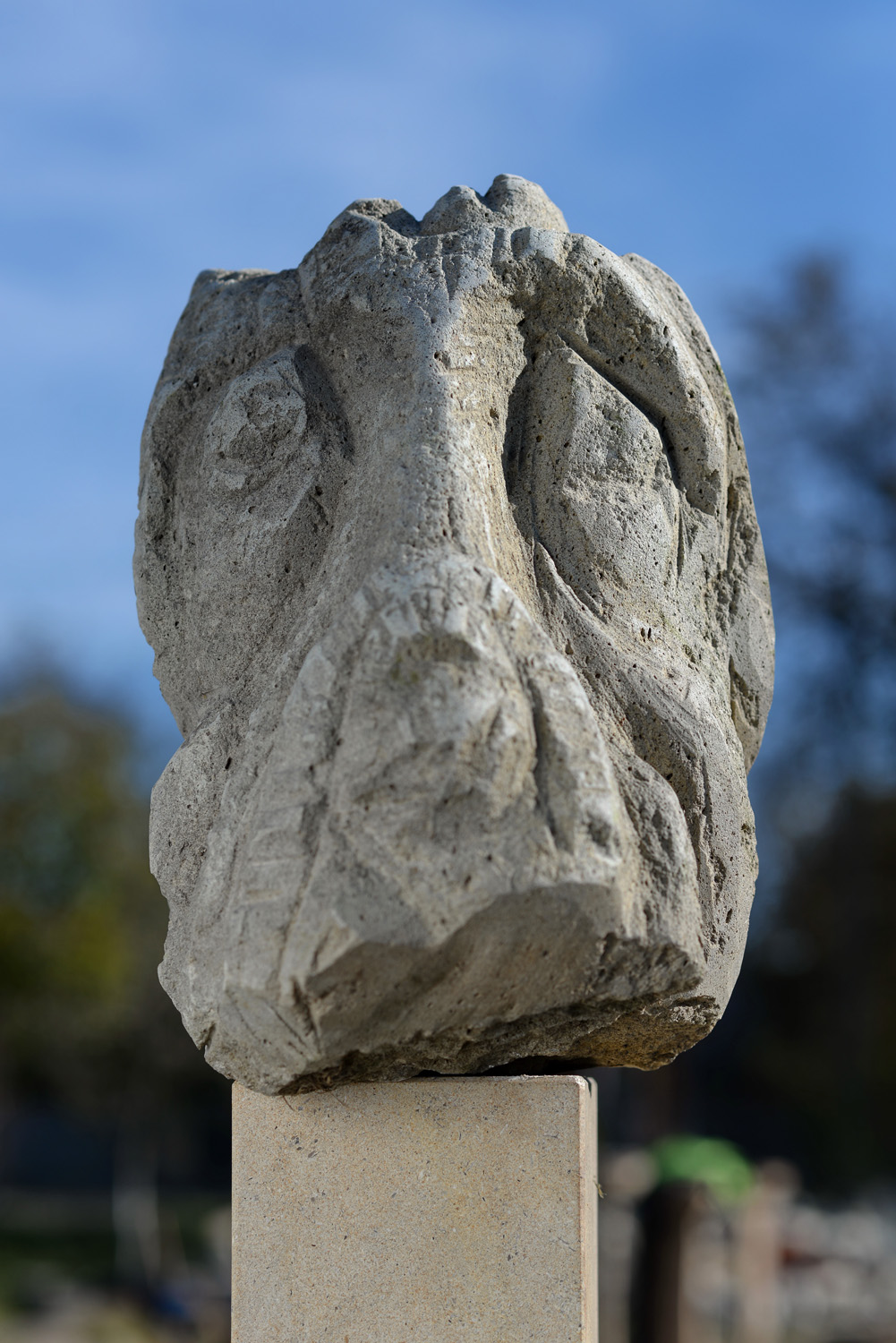 Dac – sculptură în piatră, artist Liviu Bumbu – Liviu Bumbu – O Galerie de Artă