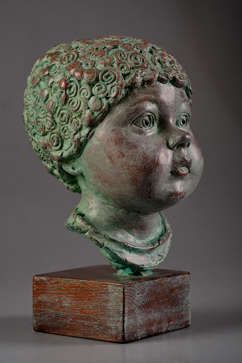 Copil I – sculptură în lut ars, artist Valentin Dodică – Valentin Dodică – O Galerie de Artă
