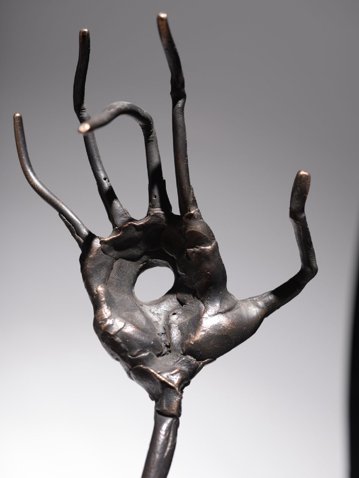 Mână-străpunsă – sculptură în bronz, artist Liviu Bumbu – Liviu Bumbu – O Galerie de Artă