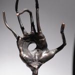 Mână-străpunsă – sculptură în bronz, artist Liviu Bumbu – Liviu Bumbu – O Galerie de Artă