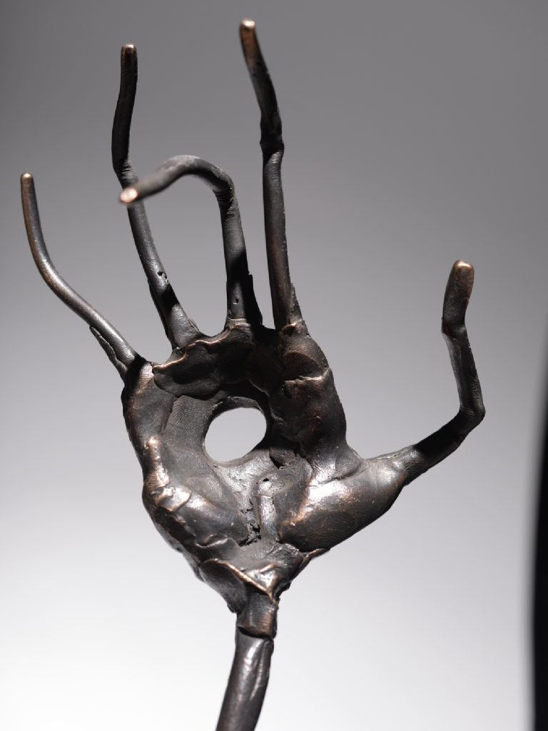 Mână-străpunsă – sculptură în bronz, artist Liviu Bumbu – Liviu Bumbu – O Galerie de Artă