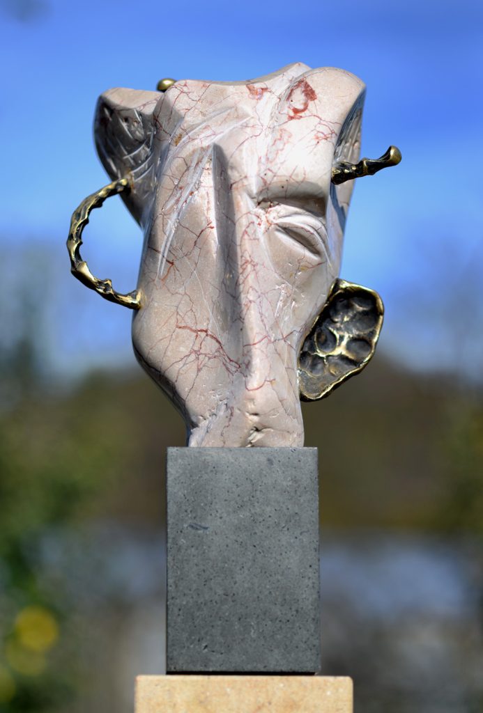 Rege – sculptură în piatră, artist Liviu Bumbu – Liviu Bumbu – O Galerie de Artă