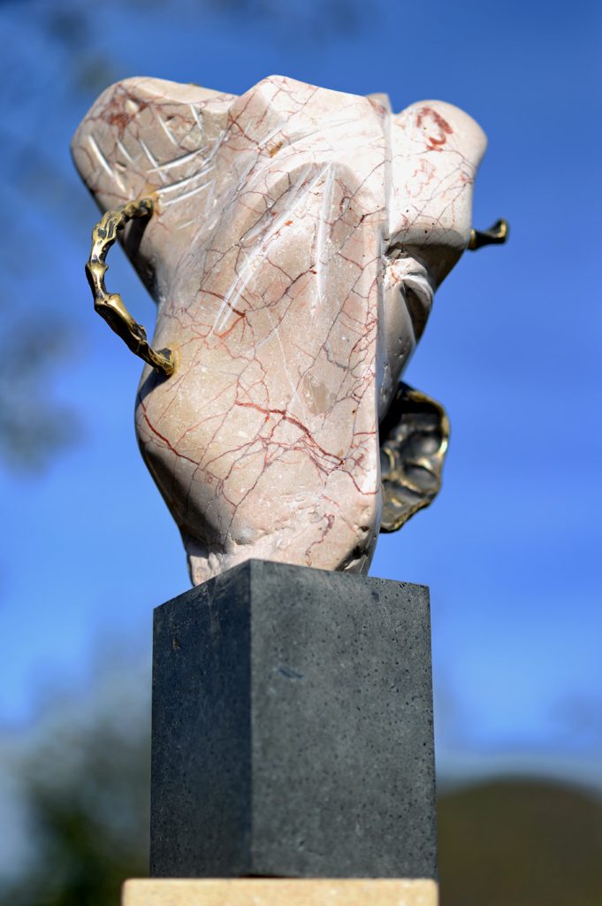 Rege – sculptură în piatră, artist Liviu Bumbu – Liviu Bumbu – O Galerie de Artă