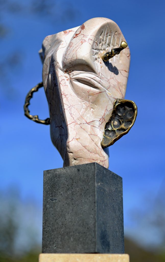 Rege – sculptură în piatră, artist Liviu Bumbu – Liviu Bumbu – O Galerie de Artă