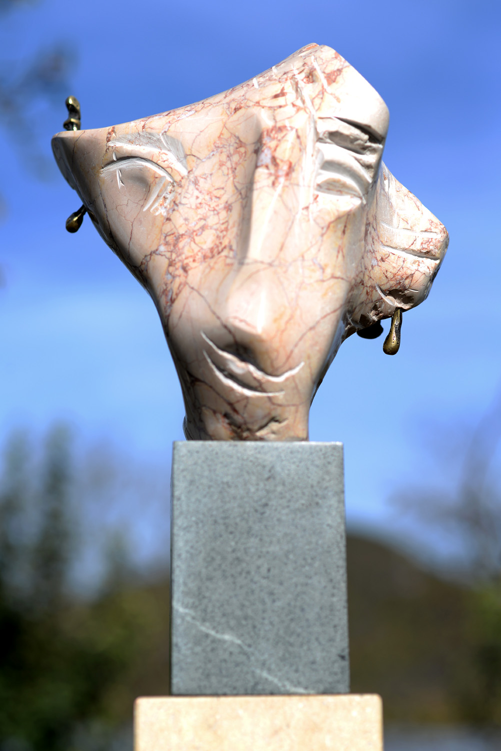 Regina – sculptură în piatră, artist Liviu Bumbu – Liviu Bumbu – O Galerie de Artă