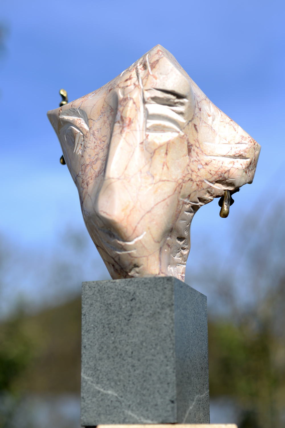 Regina – sculptură în piatră, artist Liviu Bumbu – Liviu Bumbu – O Galerie de Artă