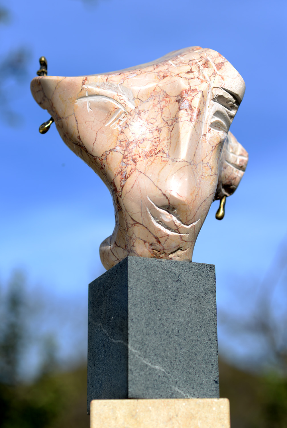 Regina – sculptură în piatră, artist Liviu Bumbu – Liviu Bumbu – O Galerie de Artă