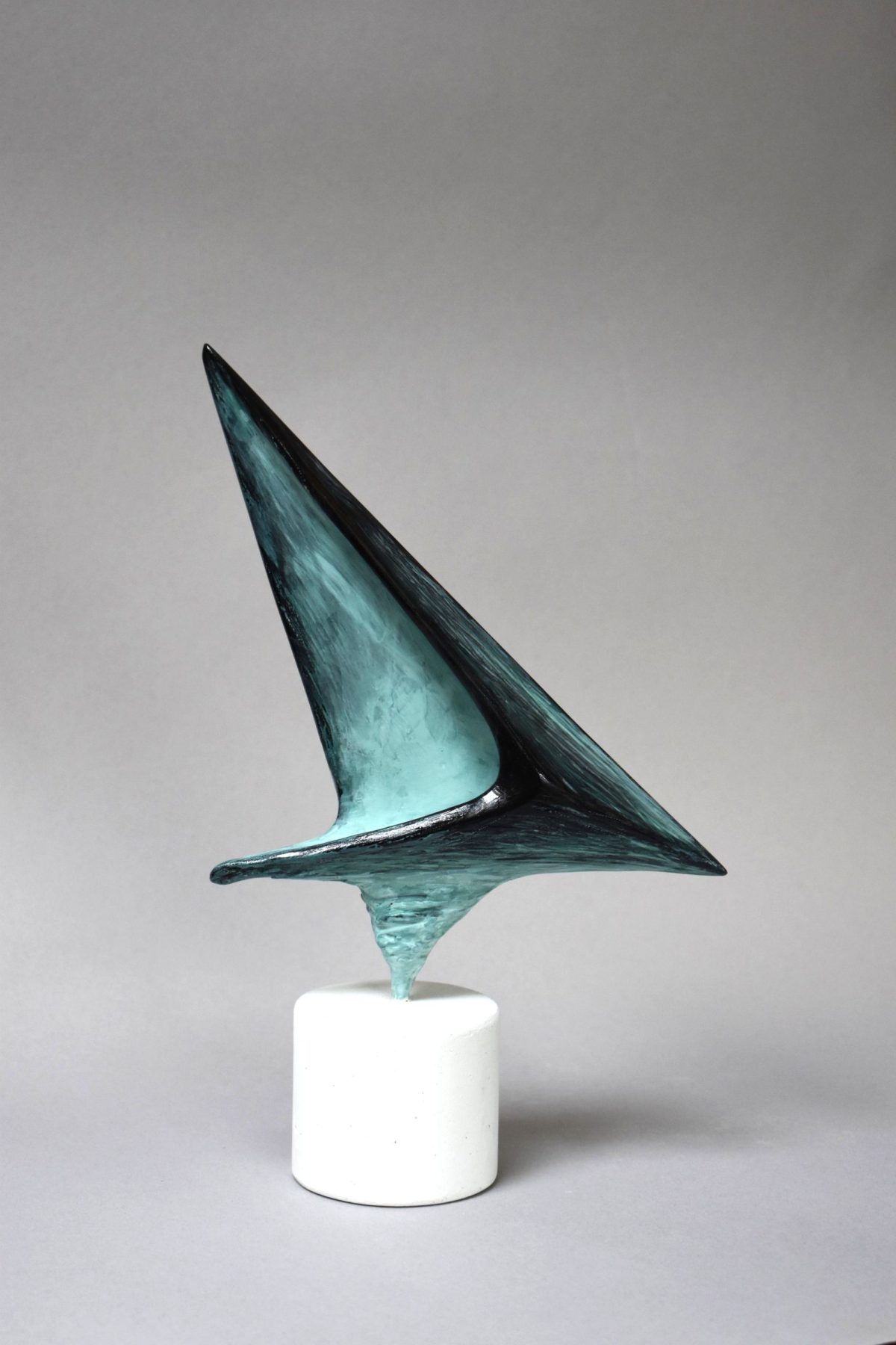 Zbor geometric – sculptură în lut ars patinat, artist Petru Leahu – Petru Leahu – O Galerie de Artă